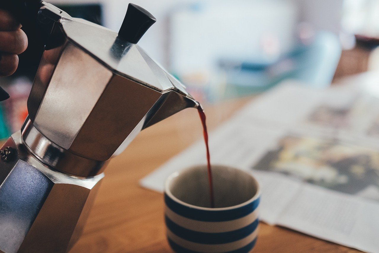 Das Trinken von 2 Tassen Kaffee am Tag verdoppelt das Herzinfarktrisiko von Menschen mit hohem Blutdruck: Studie