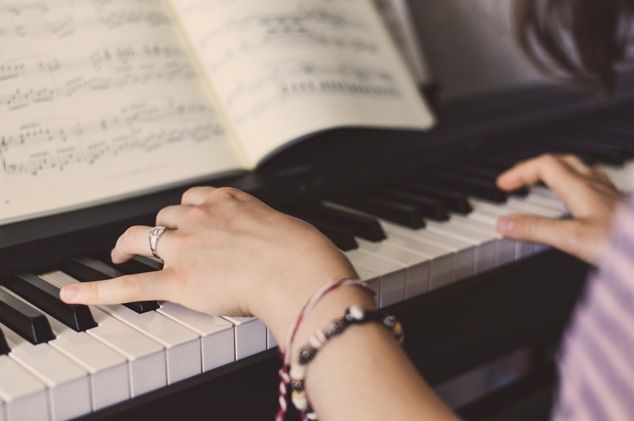 Musik für die Gesundheit des Gehirns: Forscher sagen, dass Singen und Spielen von Instrumenten mit einem besseren Gedächtnis im Alter verbunden sind