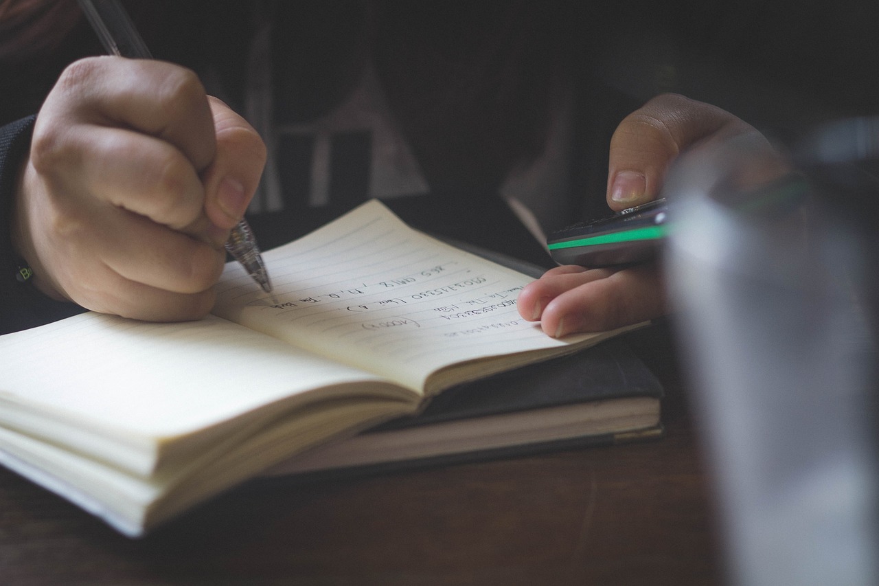 Écrire à la main ou taper au clavier ? Une étude identifie le meilleur moyen d'améliorer la connectivité cérébrale